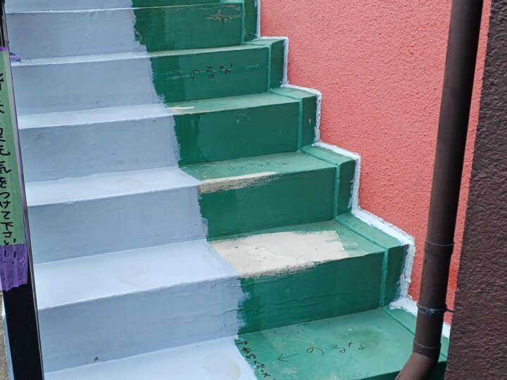 階段中塗り/サラセーヌ防水材